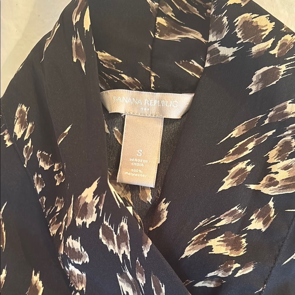 Banana Republic Black and Tan Sleeveless Blouse with Mandarin Collar
